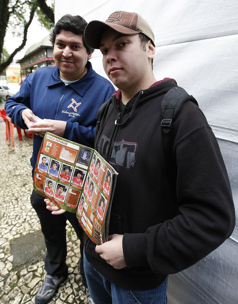 Felipe Cuevas (esquerda) é um dos vários adultos que aderiram à febre. Já Lucas Gragnano se diverte agenciando figurinhas | Valterci Santos/ Gazeta do Povo