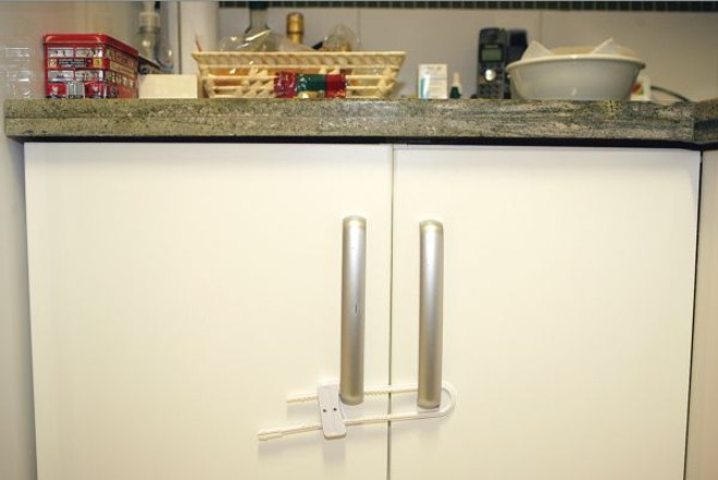 Fecho para armário impede abertura |