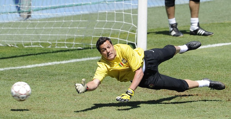 Aquecimento Júlio César no treino da Inter ontem no CT do Real Madrid. Uniforme e declarações não deixam dúvidas: o pensamento por ora está todo na final da Liga dos Campeões | Javier Soriano/ AFP