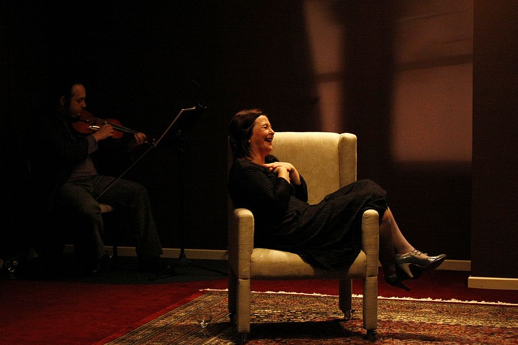 Rosana Stavis como a atriz frustrada que alfineta a classe teatral curitibana, na montagem de Para Luís Melo, peça de Marcos Damaceno | Elenize Dezgeniski/Divulgação