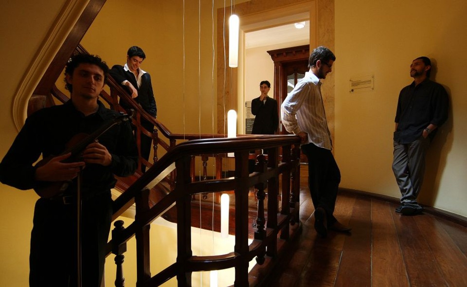 Da esquerda para a direita: John Théo, Eduardo Mercuri, Vinícius Araújo, Fred Pedrosa e Mateus Azevedo: quinteto tem ousadia e bom gosto. | Jonathan Campos/Gazeta do Povo
