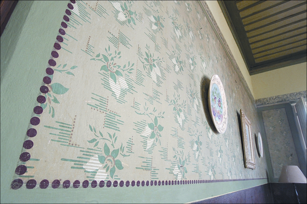 Na sala de jantar, detalhes da pintura decorativa: casa mudou os padrões de construção na Lapa |