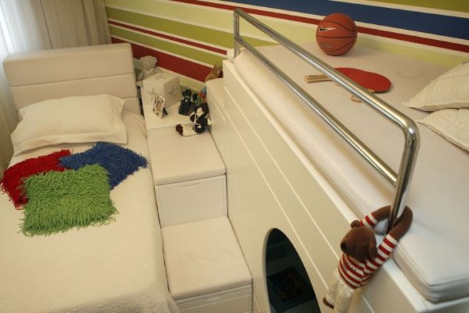 Quarto projetado por Yara Mendes: proteção na lateral da cama |