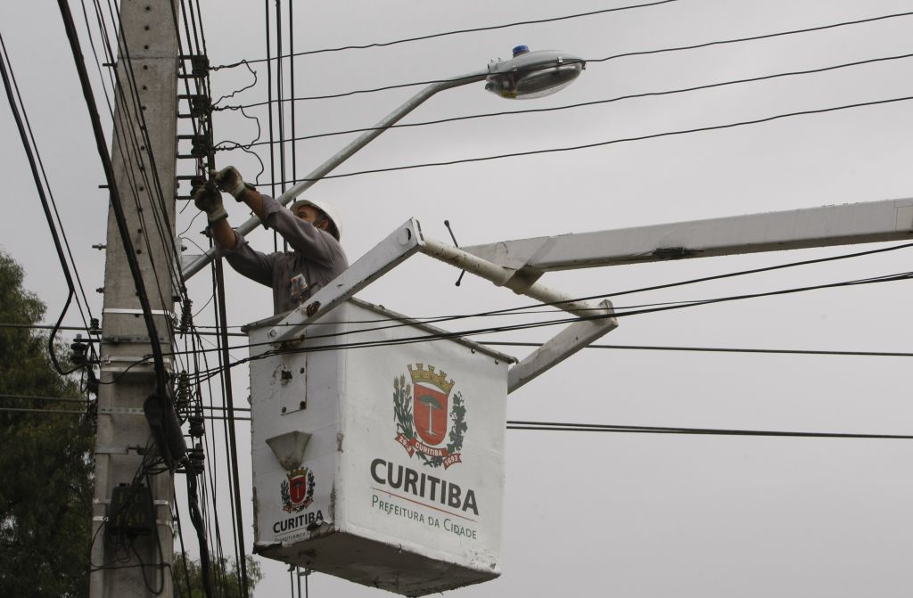 Funcionário da prefeitura de Curitiba cuida da iluminação em rua do bairro Santa Quitéria | Aniele Nascimento/Gazeta do Povo
