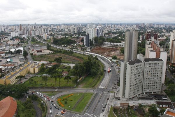 Região da Avenida Afonso Camargo: uma das primeiras a fazer parte da série Se essa Rua fosse minha em 2006 | Daniel Derevecki/Gazeta do Povo