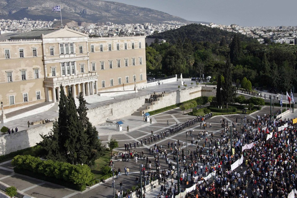 Manifestantes protestam em frente ao Parlamente grego, em Athenas, durante votação de pacote de combate à crise | Pascal Rossignol / Reuters