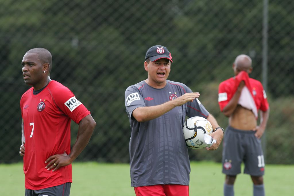 Novamente como tampão, Leandro Niehues promoverá o retorno do volante Alan Bahia (esquerda) e outras duas mudanças | Antonio Costa/Gazeta do Povo