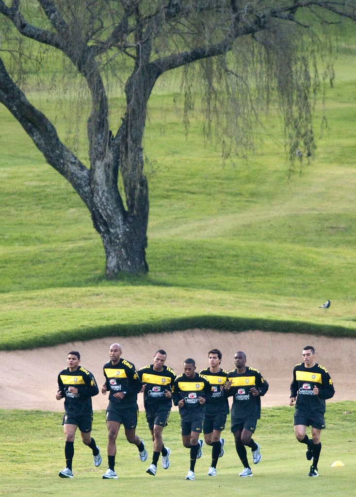 Elenco da seleção faz uma atividade leve na chegada a Johannesburgo: Kaká não tem data para treinar com bola | Antonio Scorza/ AFP