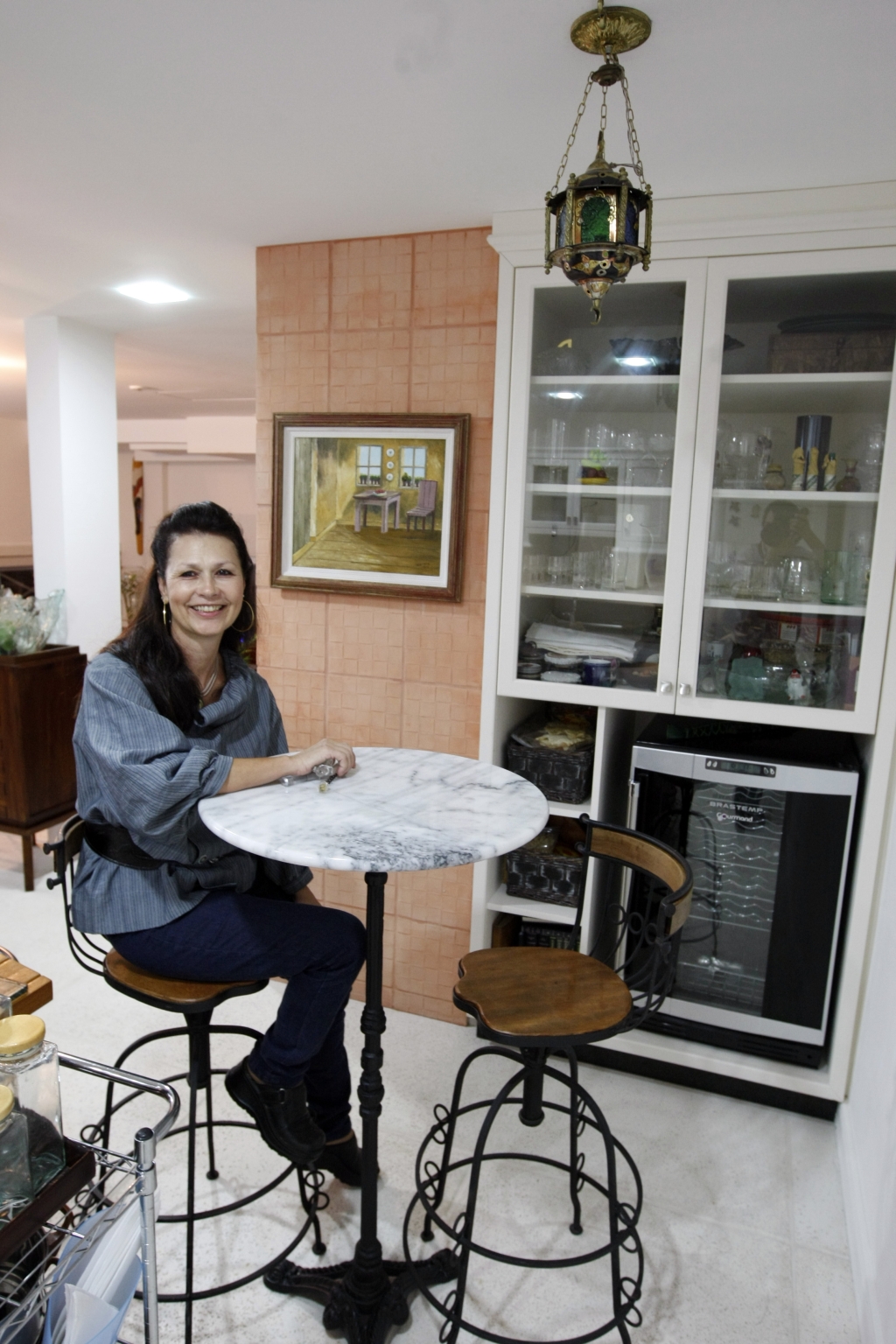 A adega integrada à cozinha é o lugar preferido da empresária Vera Roberto | Rodolfo Bührer/Gazeta do Povo