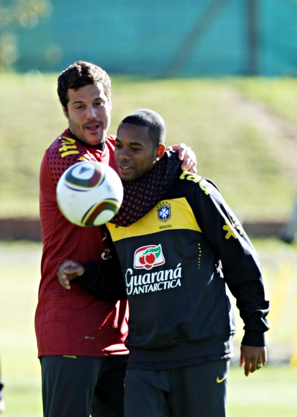 Júlio César e Robinho observam a polêmica Jabulani, criticada por todas as seleções | Albari Rosa/ Gazeta do Povo