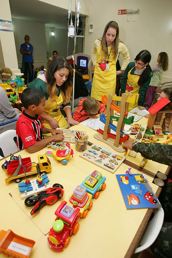 Os alunos do Colégio Opet divertem, ensinam pacientes do Hospital Pequeno Príncipe e aprendem com a condição das crianças doentes | Fotos: Ivonaldo Alexandre/Gazeta do Povo