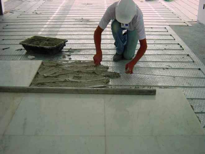 Colocação de piso após a instalação do sistema HotFloor |