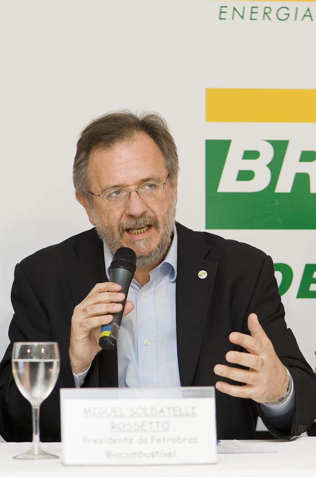 Vamos produzir o biocombustivel a partir de matéria-prima do Paraná e distribuir esse produto no mercado estadual.
Miguel Rossetto, presidente da Petrobras Biocombustível | Fabio Dias/Gazeta do Povo