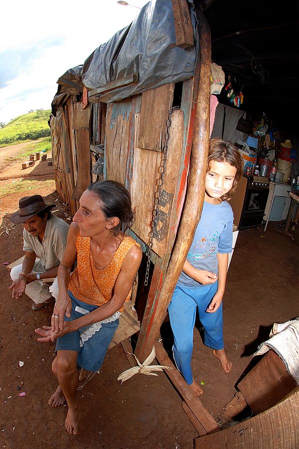 O dinheiro repassado pelo Bolsa Família não serve apenas como complemento para o orçamento de Erondina, o marido e os filhos. Atualmente é a única fonte de renda da casa | Celso Margraf/Gazeta do Povo
