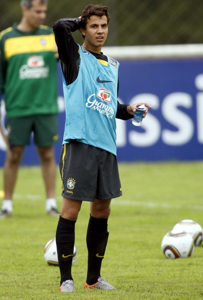 Nilmar durante treino com bola nesta terça-feira | 
