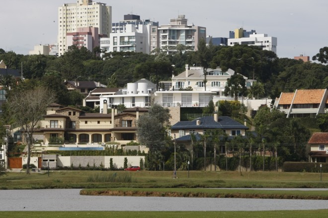 A valorização dos terrenos do Bigorrilho, um dos bairros que circundam o Barigui, foi de 97,2% entre abril de 2009 e abril de 2010, segundo dados do Secovi-PR | Marcelo Elias/Gazeta do Povo