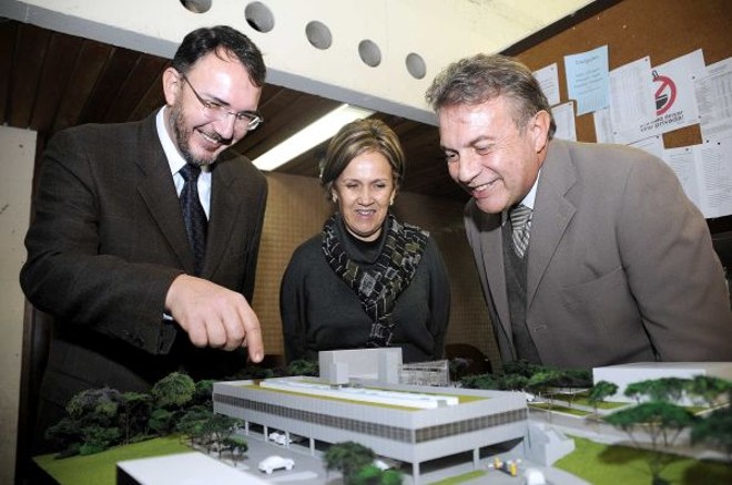 O arquiteto paulista Frank Siciliano (à esq.), especialista em sustentabilidade, observa a maquete no novo prédio do Laboratório de Genética Humana da Universidade Federal do Paraná ao lado da professora Maria da Graça Bicalho e do pró-reitor de Administração, Paulo Roberto Krieger. Na terça-feira, Siciliano participou do Fórum Arquitetura, Sustentabilidade & Futuro realizado pela UFPR |