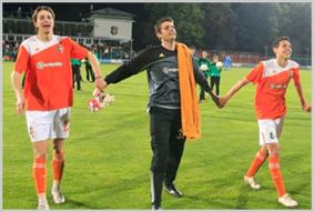 Galatto (ao centro) comemora título nacional da Bulgária pelo Litex Lovech | Reprodução/ Site oficial do Litex Lovech
