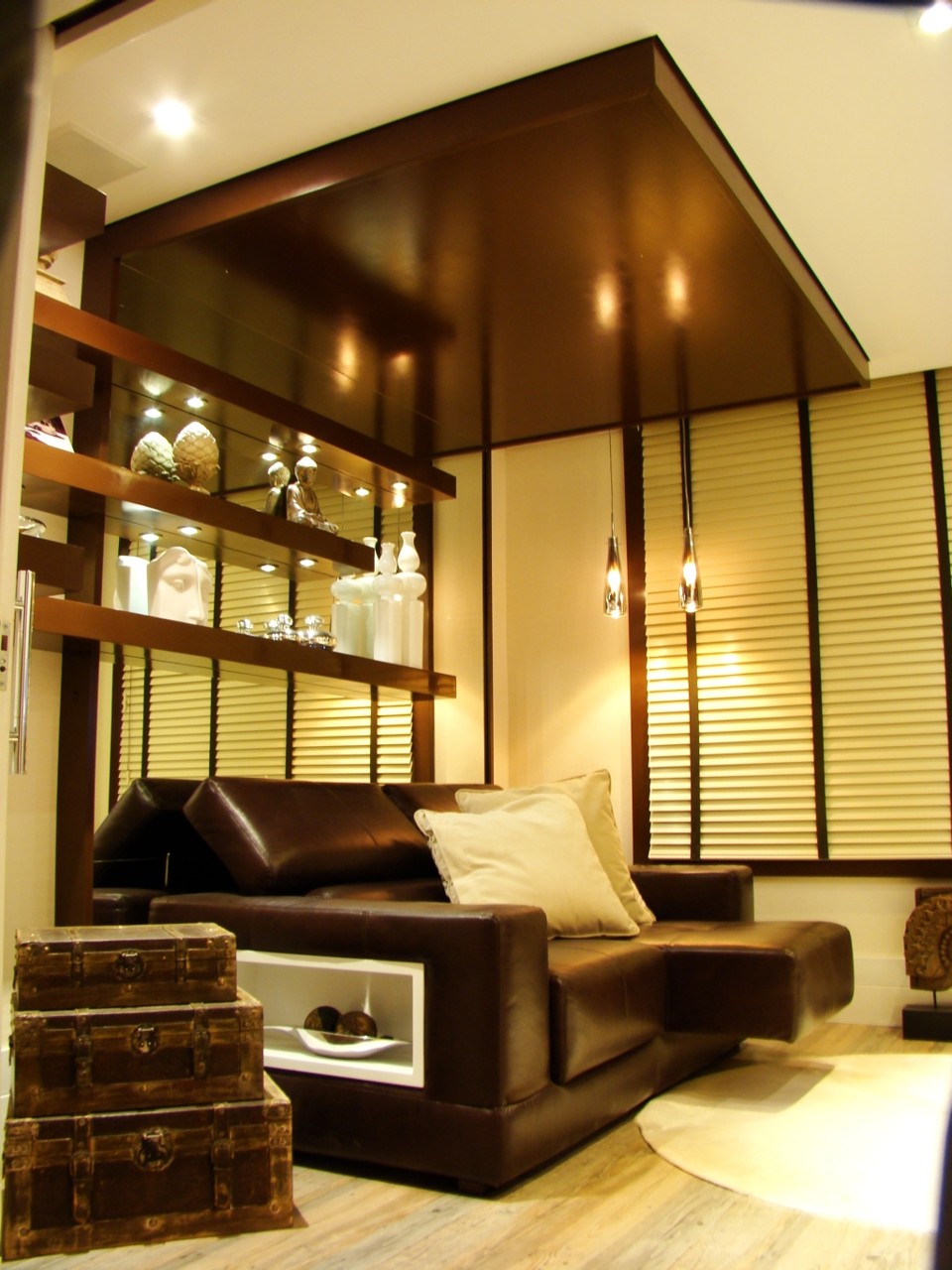 Saleta de Tevê, de Renata Muller/Casa Cor PR 2010: sofá reclinável da Piccola Broto  e objetos decorativos da Linha da Casa e da Kraft | Ralph Voight/Divulgação