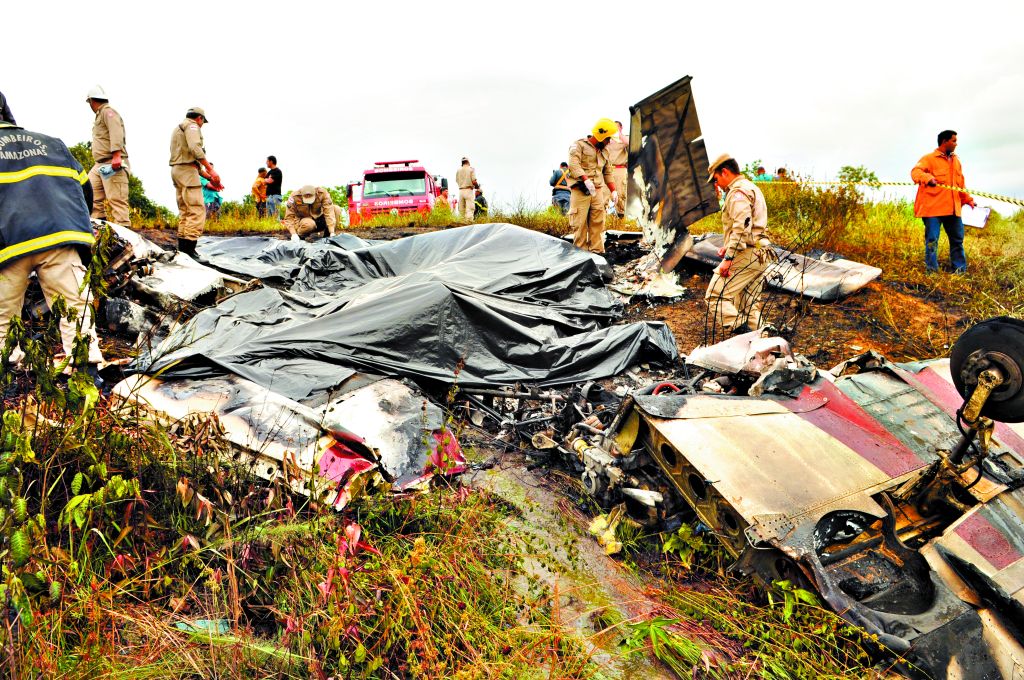 Seis pessoas morreram na queda | Michael Dantas/ A Crítica