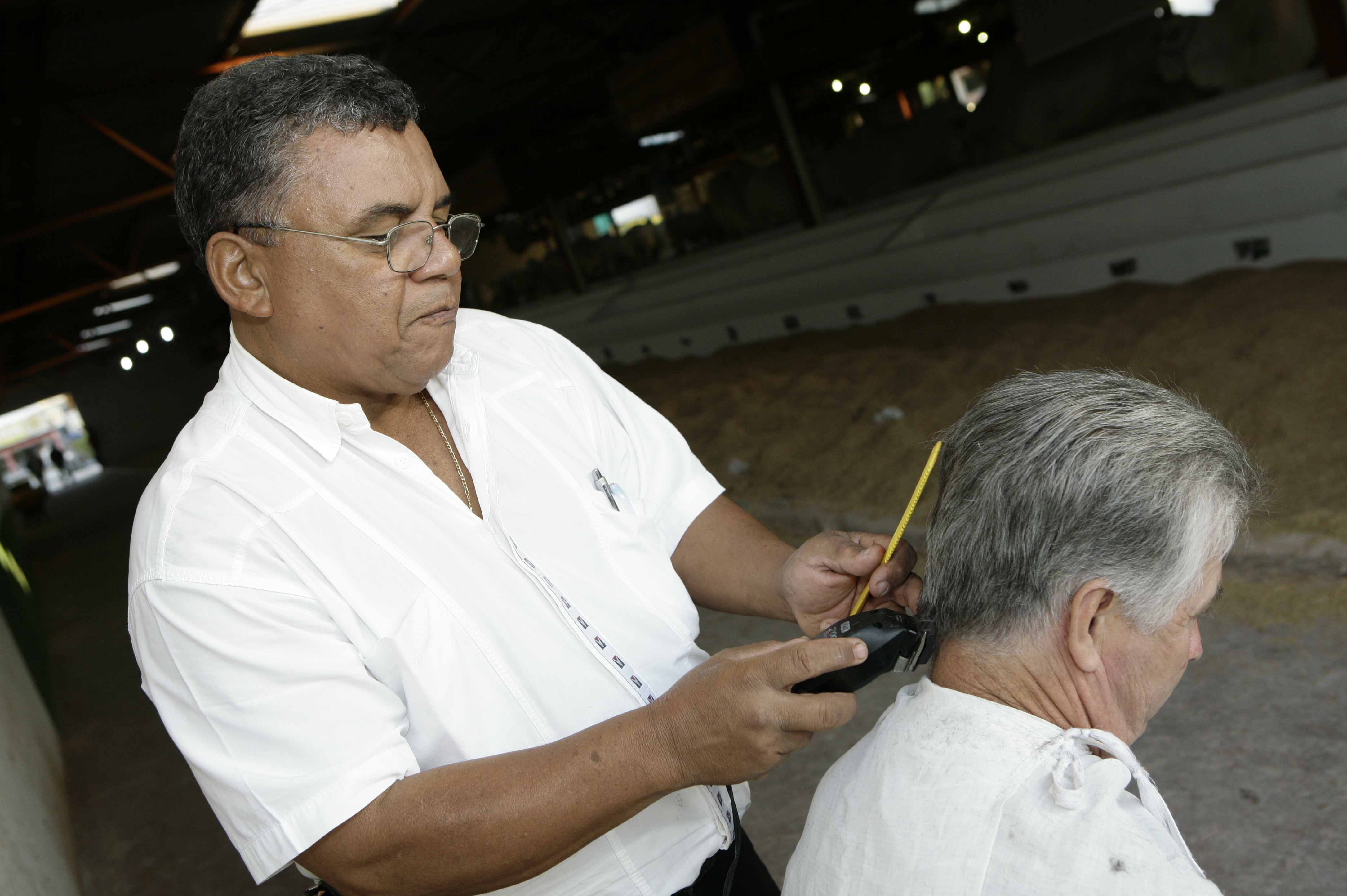 Qualquer lugar que tenha uma tomada e uma cadeira já serve para os peões cuidarem da beleza | Divulgação/ Sociedade Rural de Maringá