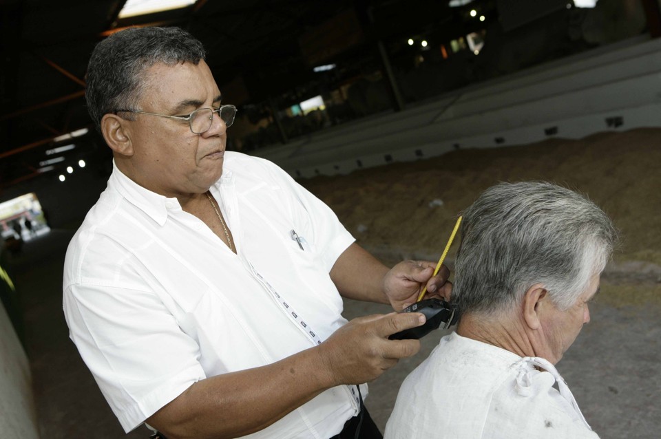 Qualquer lugar que tenha uma tomada e uma cadeira já serve para os peões cuidarem da beleza | Divulgação/ Sociedade Rural de Maringá