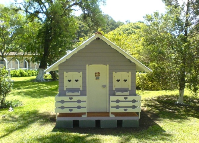 As casinhas, de 2 metros de comprimento, por 2 de largura e 2,15 metros de altura, custam R$ 1.790 na Kaká Casinhas de Bonecas |