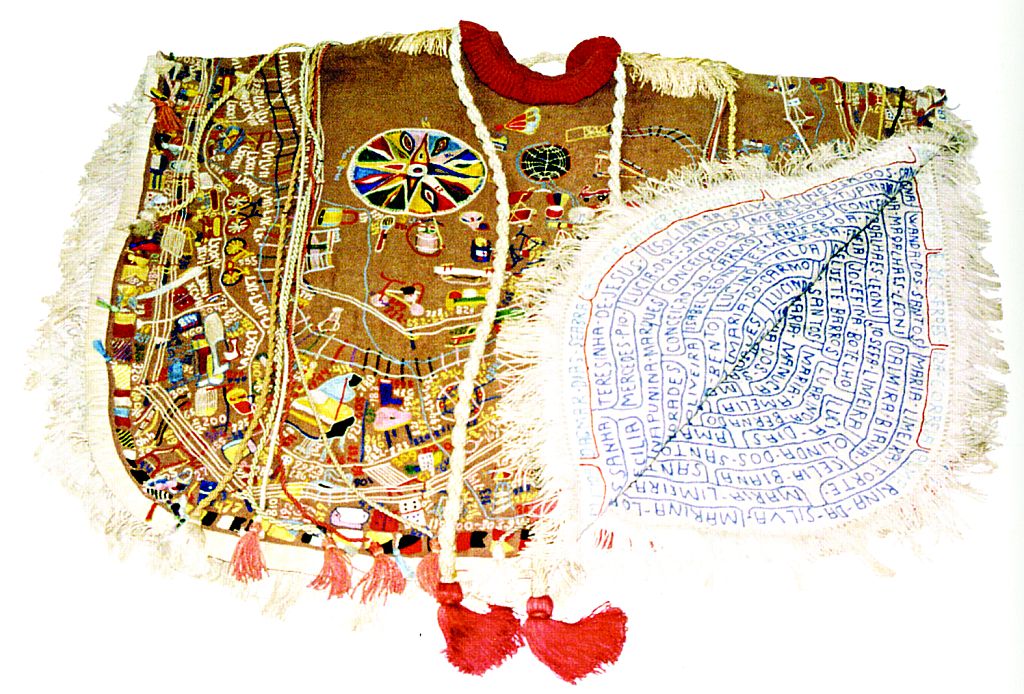 O Manto da Apresentação é uma das mais conhecidas vestes criadas por Bispo do Rosário, pelo seu alcance simbólico e riqueza do colorido e dos bordados | Reprodução