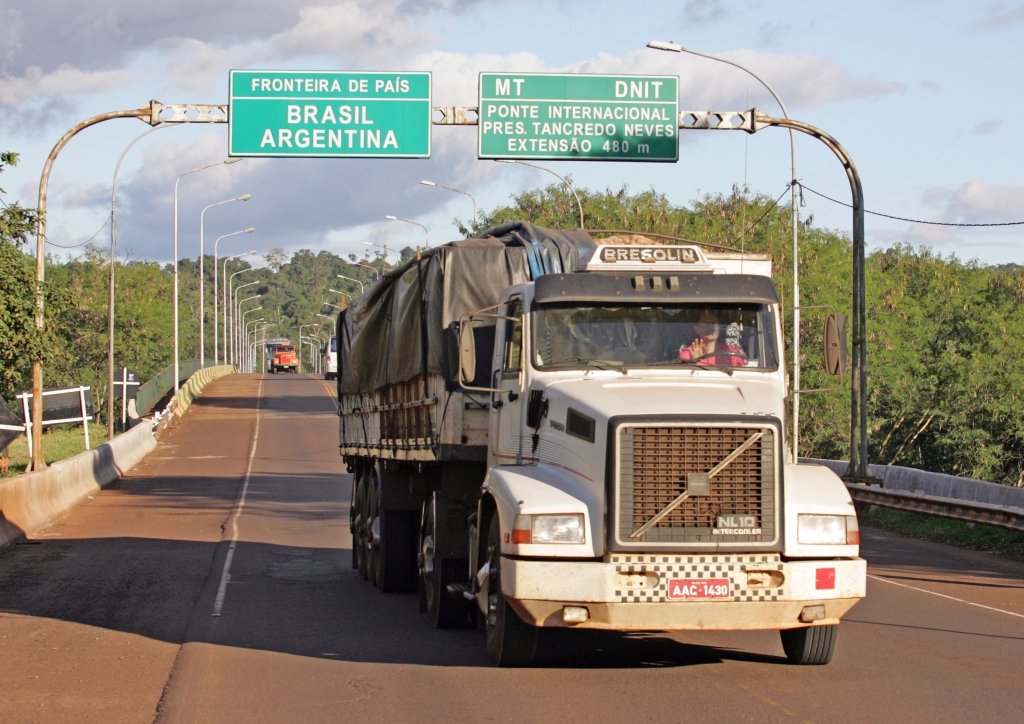 Fronteira do Brasil com a Argentina, em Foz do Iguaçu: restrições também incomodam exportadores do Uruguai, Chile e México | Cristhian Rizzi/ Gazeta do Povo