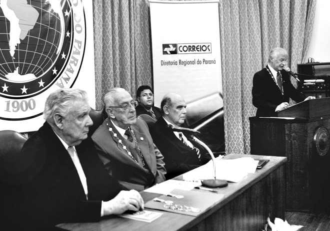 Foram comemorados os 110 anos do Instituto Histórico e Geográfico do Paraná, no último dia 25 de maio. Por ocasião do evento, foram aceitos três novos sócios, a convite; além da entrega dos diplomas de remidos a vários confrades mais antigos. Pela primeira vez, foi entregue a Medalha Romário Martins, recentemente instituída, a dois agraciados. Sendo um in memoriam. Na foto, vemos a mesa da Diretoria daquela entidade acadêmica; tendo ao centro o seu presidente, o professor Ernani Straube | 