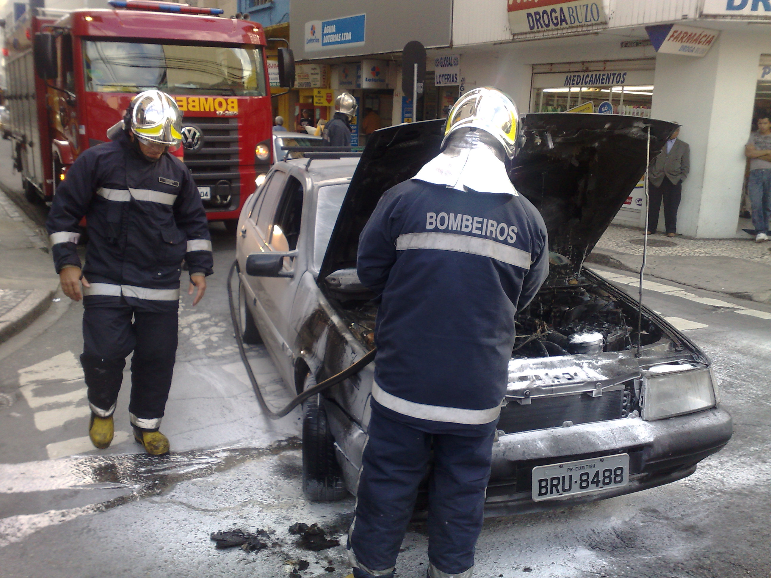 Carro pegou fogo no início da tarde desta terça-feira no Centro de Curitiba. Bombeiros foram acionados | Felippe Aníbal / Gazeta do Povo