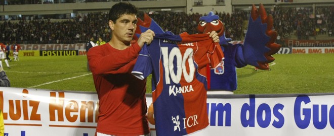 No dia em que completou 100 jogos pelo Paraná, Luiz Henrique ganhou a vitória e elogios do goleiro Juninho de presente | 