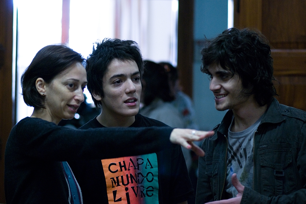 A cineasta paulista Laís Bodanzky dirige os jovens atores Francisco Miguez e Fiuk, protagonistas do longa As Melhores Coisas do Mundo | Fotos: Divulgação