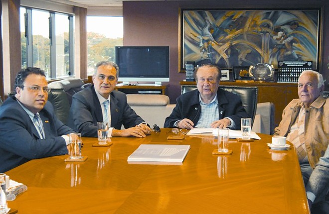 O presidente da Conmebol, Nicolás Leoz (ao centro da mesa), no momento da assinatura do contrato com o empresário Alceu Vezozzo Filho (à sua dir.); Alexandre Serafim (à dir.), representante da Rede Bourbon em Assunção, e Francisco Calvo, gerente-geral do Bourbon Cataratas |