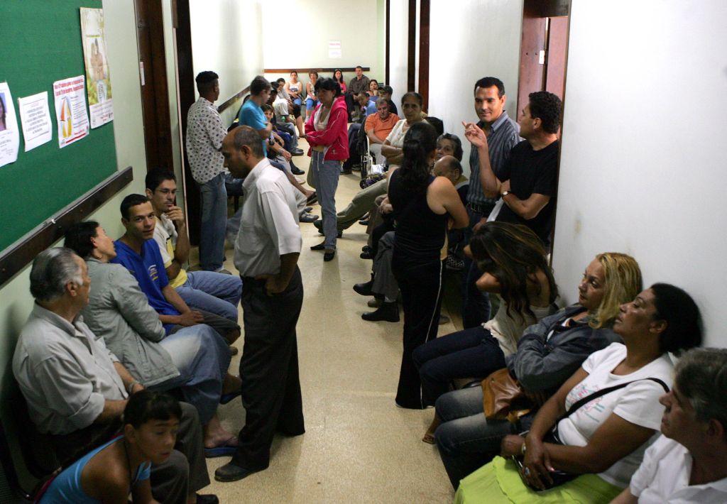Pacientes aguardam atendimento em fila no posto de saúde do Campo Comprido, em Curitiba: especialistas pedem mudanças de gestão do sistema de saúde, redirecionamento do dinheiro de juros para a área e a criação do serviço civil em saúde, nos moldes do serviço militar | Ivonaldo Alexandre/ Gazeta do Povo
