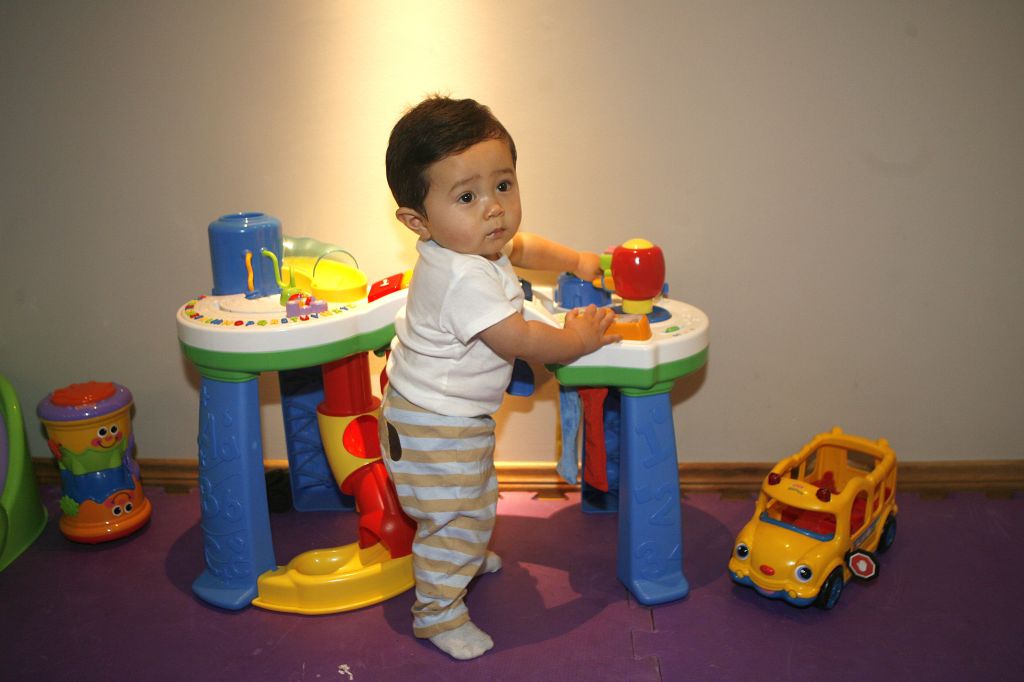 Na sala, Lucas tem um espaço para brincar com piso emborrachado de EVA | Fotos: Hedeson Alves/ Gazeta do Povo