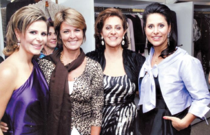 LANÇAMENTO CONCORRIDO - A Compagnia Internazionale marcou o lançamento de sua etiqueta de alta costura, chamada Di Tre, com badalado coquetel, ocasião em que foi apresentada também a coleção de inverno da loja, comandada por Ana Lúcia Hiczy e suas filhas Tatiana e Larissa. Entre as presentes, estava Fernanda Richa, que foi recebida pelas três elegantes anfitriãs | Wagner Duque