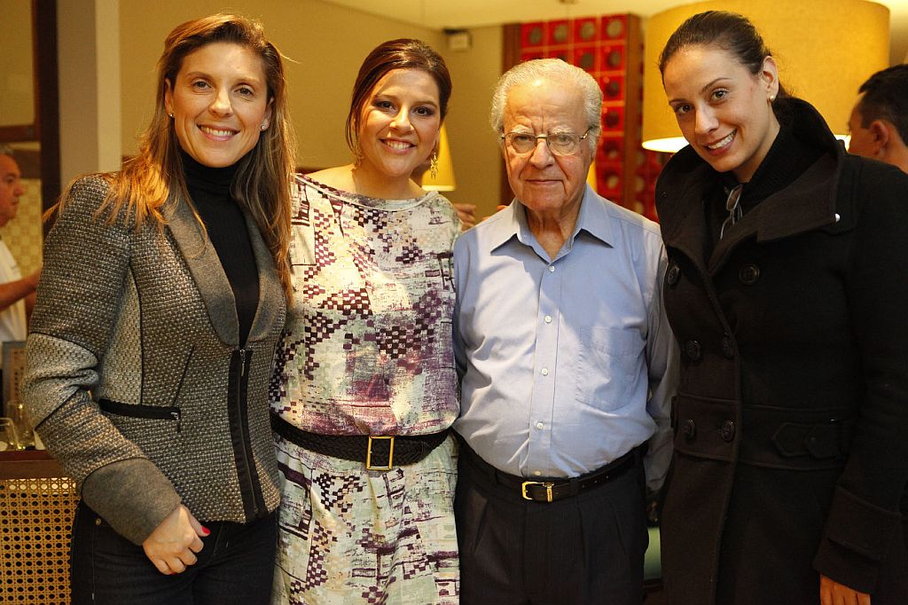 A chef Vaneska Berçani e o empresário Jean Abdo (ambos ao centro) com as arquitetas Daniela Barranco Omairi (à esq.) e Deisy Cruz, que assinaram o projeto do Velho Oriente Restaurante e Kebaberia, inaugurado na semana passada na Rua Itupava, Alto da XV | Andrea Paccini