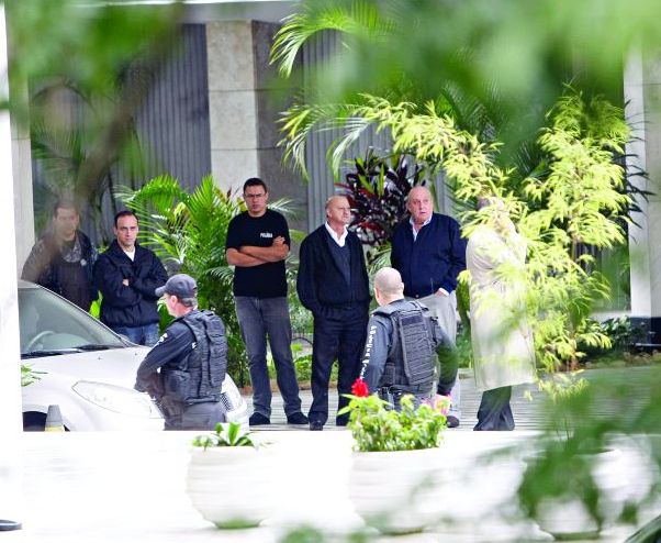 Promotores do Ministério Público e policiais cumpriram mandados de busca e apreensão na Assembleia. O diretor da gráfica da Casa, Luis Carlos Monteiro (de jaqueta preta, no centro da foto) foi levado para ajudar a encontrar documentos | Aniele Nascimento/ Gazeta do Povo