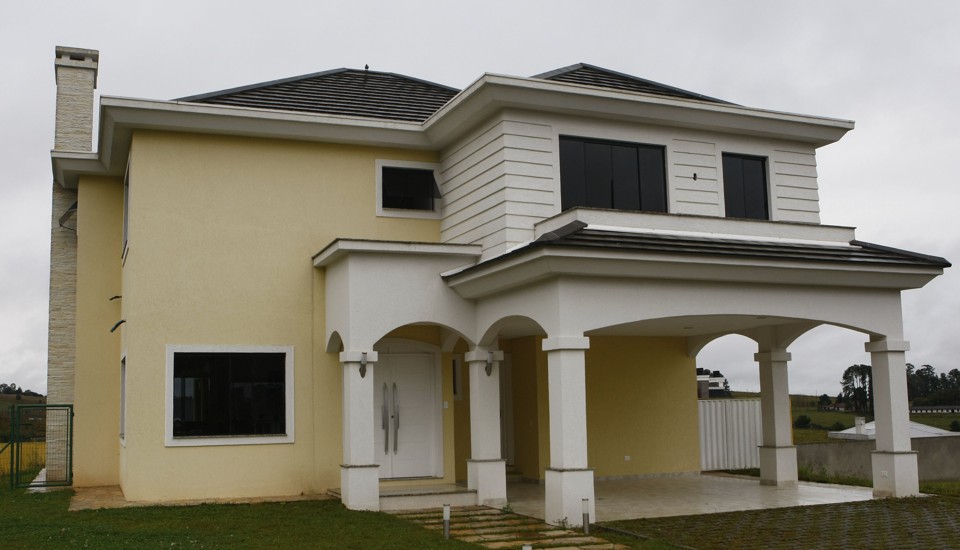 Um dos suspeitos presos, apontado como líder da quadrilha, vivia em uma casa de luxo no Alphaville | Jonathan Campos / Agência de Notícias Gazeta do Povo