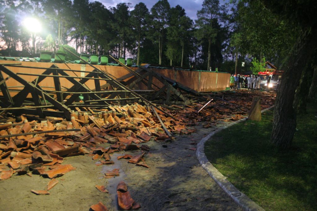 As arquibancadas da Sociedade Hípica Paranaense desabaram na noite de 27 de setembro: pelo menos 30 pessoas estavam sob a estrutura que ruiu durante a chuva | João Carlos Frigério