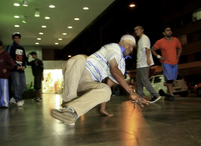 Aos sábados, o Shopping Itália é o ponto de encontro de todos os grupos de hip-hop da cidade: convivência é pacíficae permite que