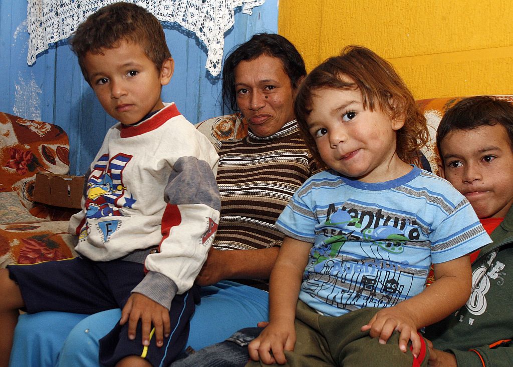 Guiomar, que recebe R$ 134 por mês para bancar a escola dos filhos Gabriel, Keirrison e Lucas (da esq. para a dir.), ainda não pensou sobre eleições | Hedeson Alves/ Gazeta do Povo