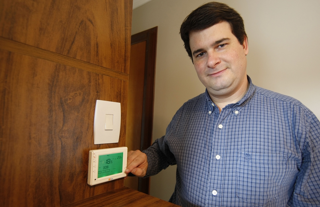 Instalei em 90% da minha casa e estou bem satisfeito. Abri mão de uma piscina, mas um item de conforto que não quis tirar da minha casa foi a calefação.
Virgílio Maro Sperandio, industriário | Valterci Santos/Gazeta do Povo