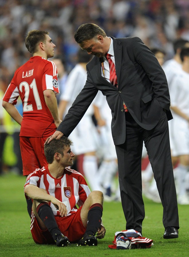 Louis Van Gaal consola o atacante Thomas Müller |