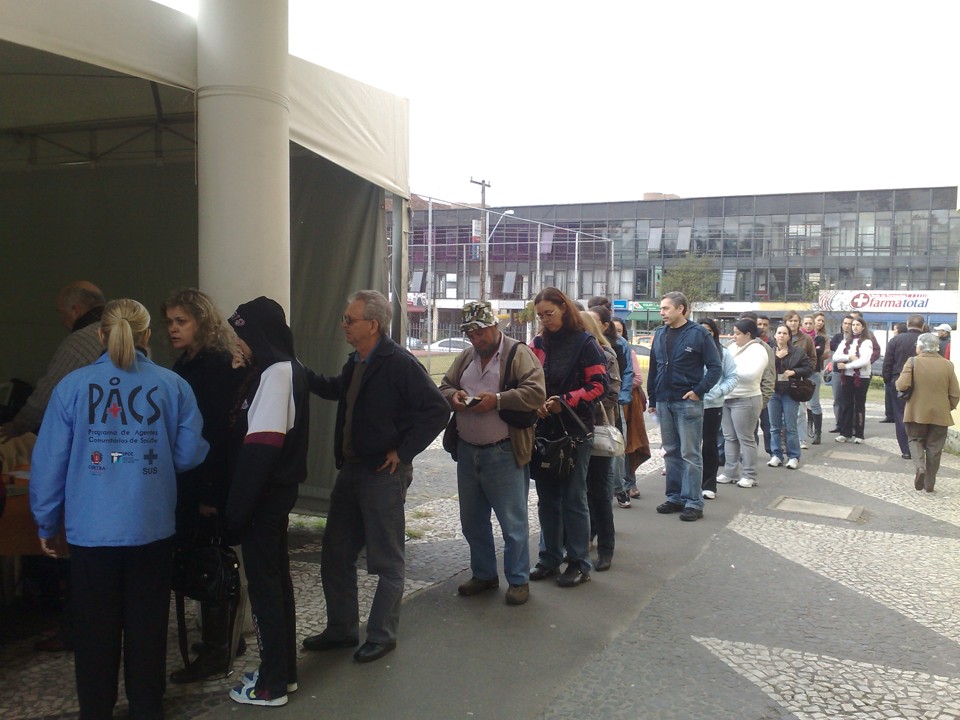Fila de pessoas aguardando para receber a dose contra a gripe A na Unidade de Saúde Ouvidor Pardinho, no Rebouças, em Curitiba | Gladson Angeli / Gazeta do Povo