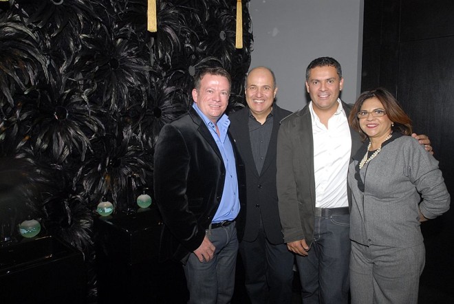 O arquiteto curitibano Jayme Bernardo (2º da esq. para a dir.) recebeu seus amigos Eliseu Portugal (à esq.) e o artista plástico Eleutherio Netto para o coquetel de abertura da Casa Cor São Paulo, realizado na noite de domingo no Jockey Club. Netto é o responsável pela parede feita com penas de rabo de galo que decora a entrada dos toilettes do Restaurante Brasileiro, espaço que marca a estreia de Bernardo na mostra paulistana. Também na foto, a empresária Lourdes Bottura, dona do restaurante paulistano Badebec | 