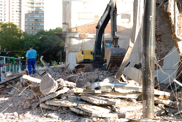 Agravo de instrumento assinado na sexta-feira (28) e publicado na segunda (31) impede que prefeitura continue com os trabalhos de demolição da antiga rodoviária | Fabio Dias