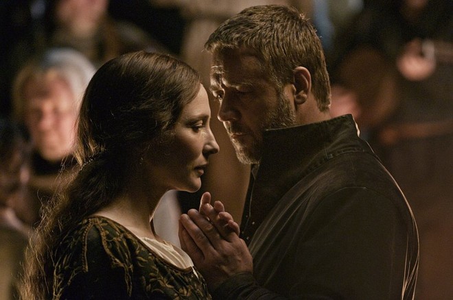 Robin Hood (Russell Crowe) se enamora da durona lady Marian (Cate Blanchett) |