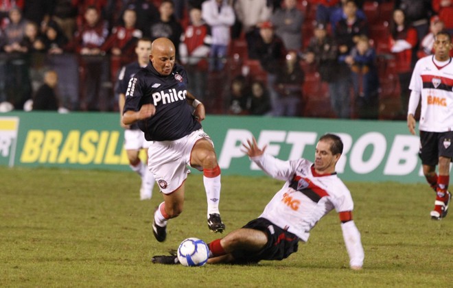 Alex Mineiro teve boa movimentação contra o Atlético-GO. Ficou faltando o gol | 